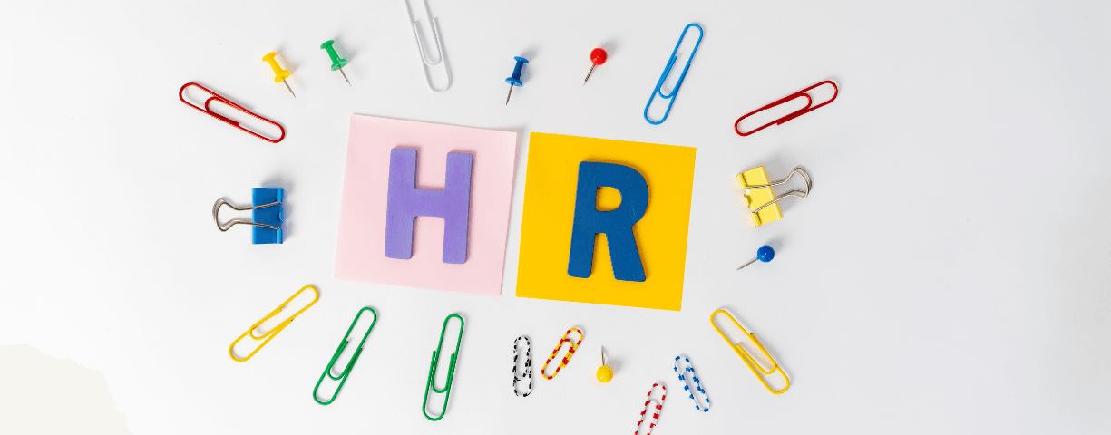 How does an HR manager handle performance evaluations?